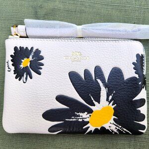 NWT Coach Corner Zip Wristlet With Daisy Floral Print Pebbled Leather